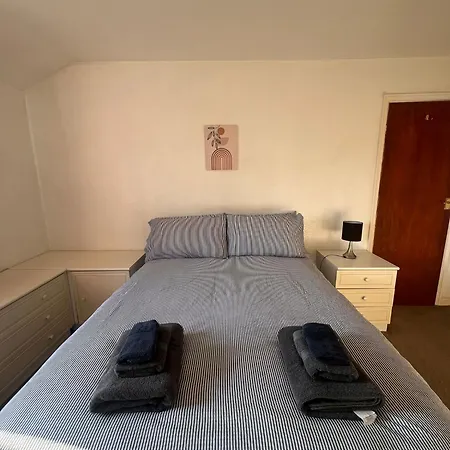 Entire House, Free Private Parking And Garden Dom wakacyjny *