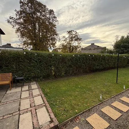 Dom wakacyjny Entire House, Free Private Parking And Garden *