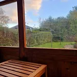 Entire House, Free Private Parking&garden Vakantiehuis
