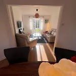 Entire House, Free Private Parking&garden