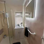 Vakantiehuis Entire House, Free Private Parking&garden