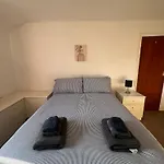 Entire House, Free Private Parking&garden Vakantiehuis *