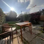 Entire House, Free Private Parking&garden Vakantiehuis *