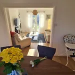 Entire House, Free Private Parking&garden Vakantiehuis *