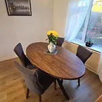 Vakantiehuis Entire House, Free Private Parking&garden *