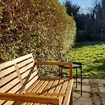 Entire House, Free Private Parking&garden Vakantiehuis *