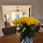 Vakantiehuis Entire House, Free Private Parking&garden *