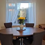 Vakantiehuis Entire House, Free Private Parking&garden