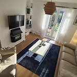 Entire House, Free Private Parking&garden Vakantiehuis *
