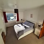Entire House, Free Private Parking&garden Vakantiehuis