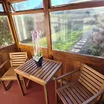 Vakantiehuis Entire House, Free Private Parking&garden