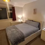 Entire House, Free Private Parking&garden Vakantiehuis