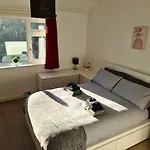 Entire House, Free Private Parking&garden Vakantiehuis