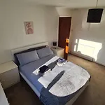 Vakantiehuis Entire House, Free Private Parking&garden