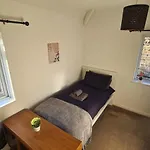 Entire House, Free Private Parking&garden