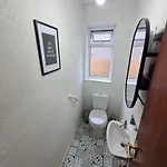 Entire House, Free Private Parking&garden