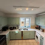 Entire House, Free Private Parking&garden Vakantiehuis *