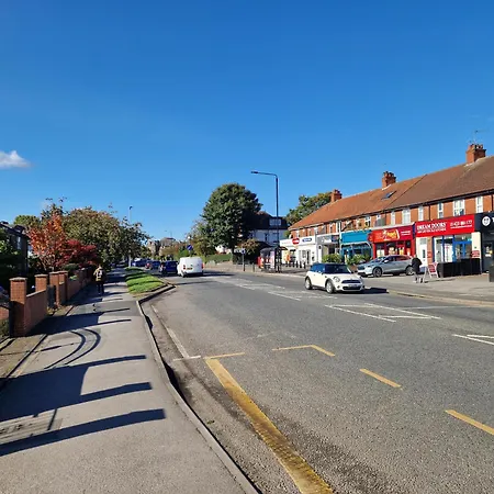 Entire House, Free Private Parking And Garden ハロゲート