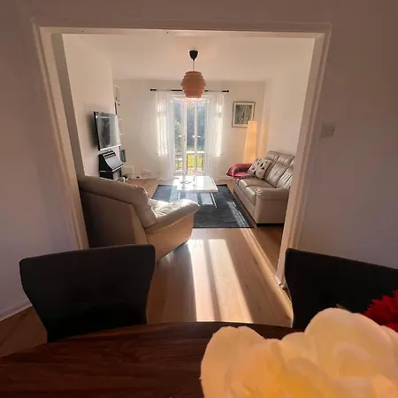 Entire House, Free Private Parking And Garden