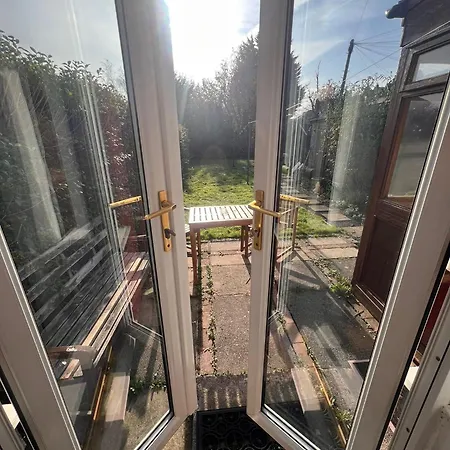 Entire House, Free Private Parking And Garden 別荘 *