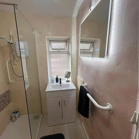 Holiday home Entire House, Free Parking And Garden
