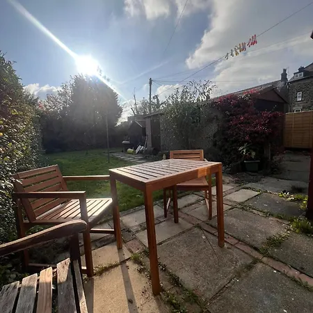 Entire House, Free Private Parking And Garden بيت للعطل *