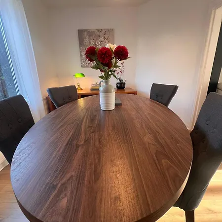 Entire House, Free Private Parking And Garden 別荘 *