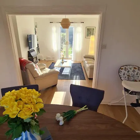Entire House, Free Private Parking And Garden بيت للعطل *