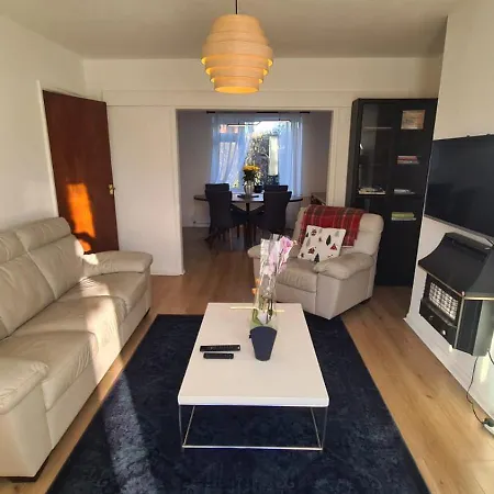 Entire House, Free Private Parking And Garden Casa vacanze *