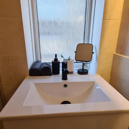 Entire House, Free Private Parking And Garden Harrogate