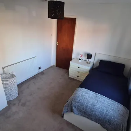 Entire House, Free Private Parking And Garden