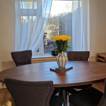 Entire House, Free Private Parking And Garden Harrogate