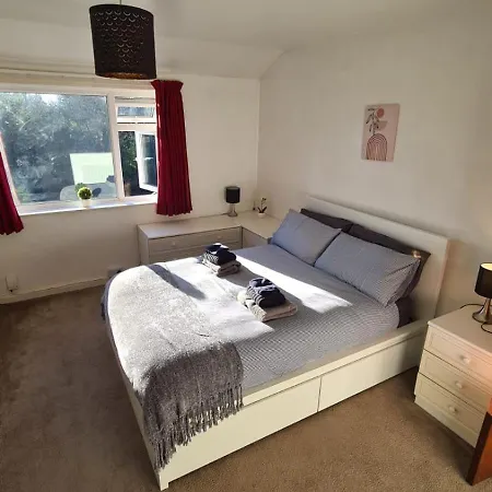 Entire House, Free Private Parking And Garden *