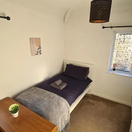 Σπίτι διακοπών Entire House, Free Private Parking And Garden Χαρογκέιτ