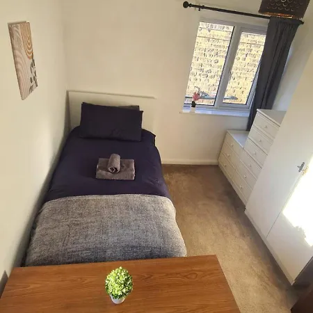 Entire House, Free Private Parking And Garden *