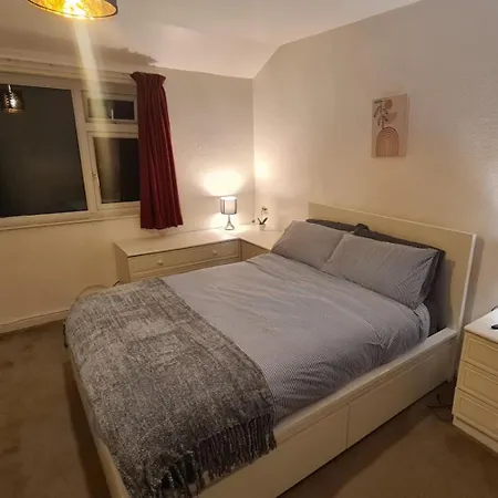 Entire House, Free Private Parking And Garden بيت للعطل