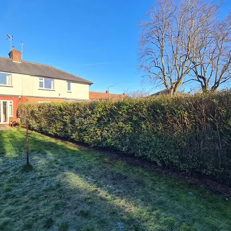 Entire House, Free Private Parking And Garden