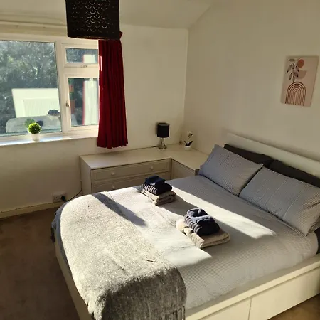 Entire House, Free Private Parking And Garden بيت للعطل