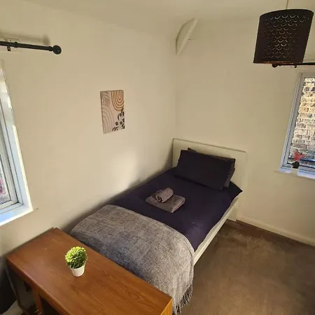 Entire House, Free Private Parking And Garden