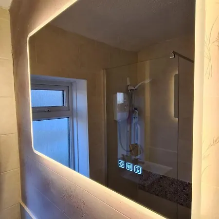 Entire House, Free Private Parking And Garden