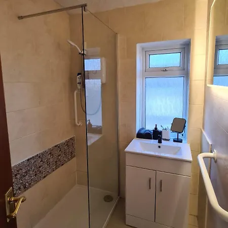 Entire House, Free Private Parking And Garden 別荘 *