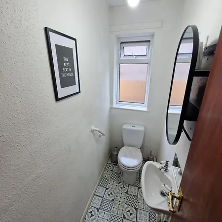 Entire House, Free Private Parking And Garden