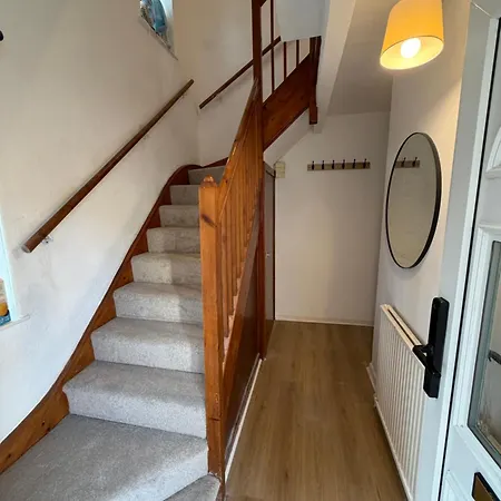 Entire House, Free Private Parking And Garden 別荘 *