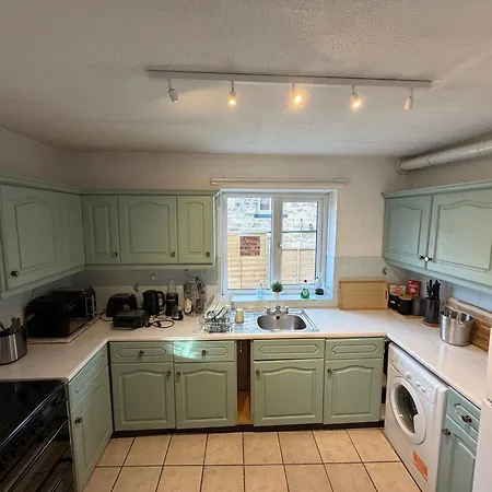 Entire House, Free Private Parking And Garden بيت للعطل *
