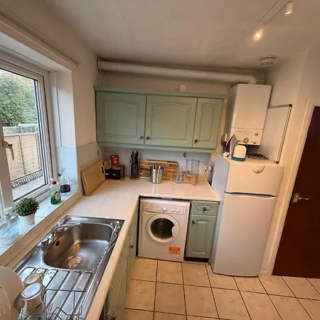 Entire House, Free Private Parking And Garden 別荘