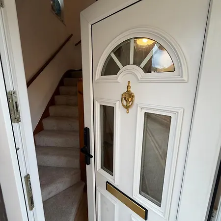 Entire House, Free Private Parking And Garden *