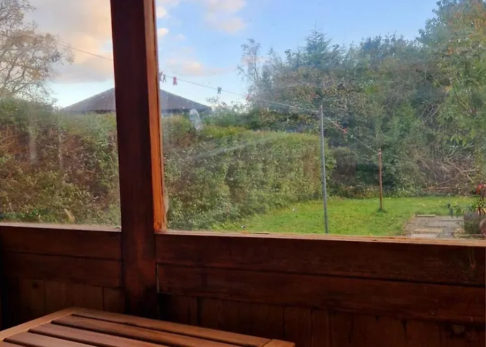 Entire House, Free Private Parking And Garden Ferienhaus