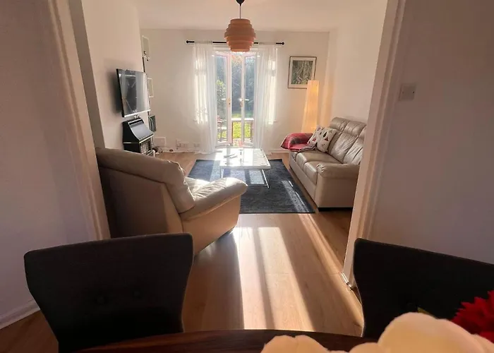 Entire House, Free Private Parking And Garden