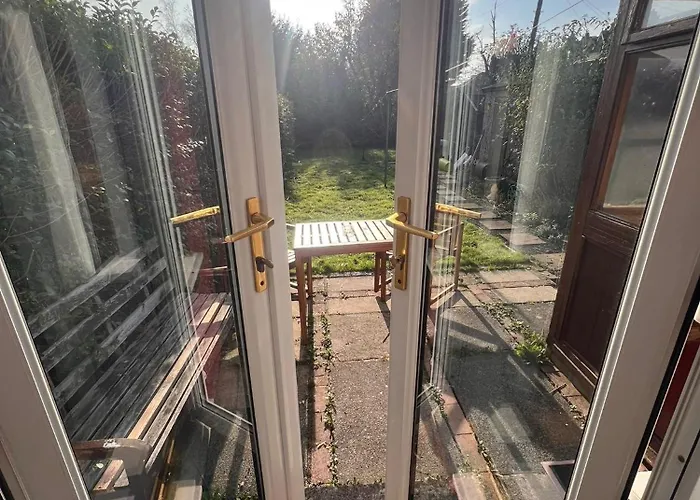 Entire House, Free Private Parking And Garden Ferienhaus *