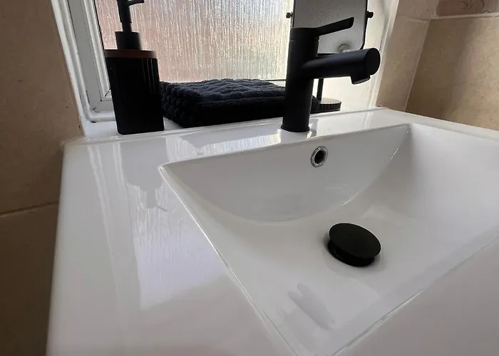 Entire House, Free Private Parking And Garden Ferienhaus *